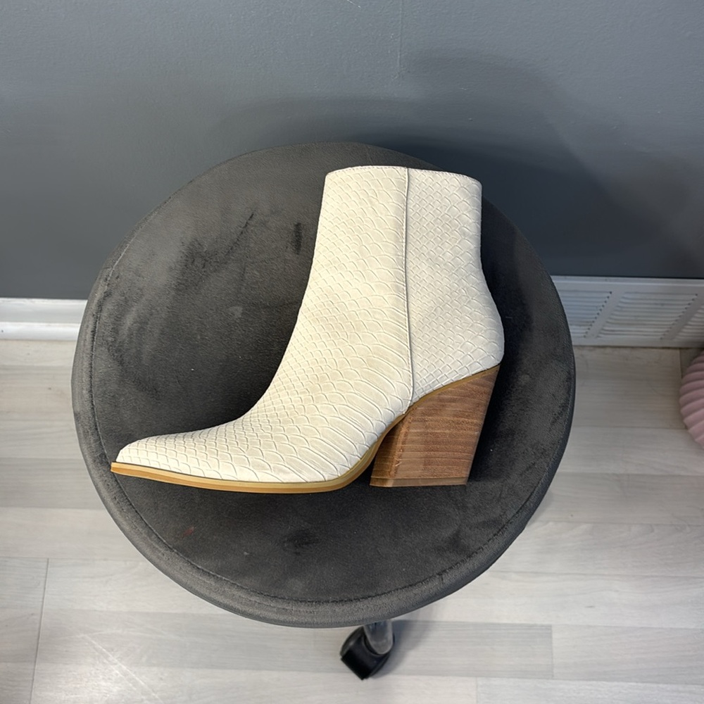 Cream colored booties new without tags